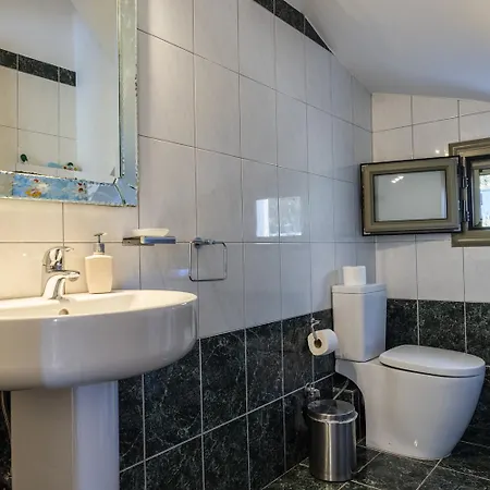 Inna Mikros Gialos